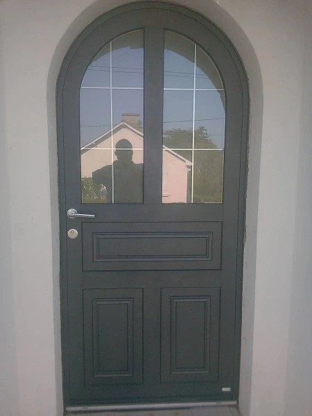 Installation porte d'entrée à  Saint-Thual